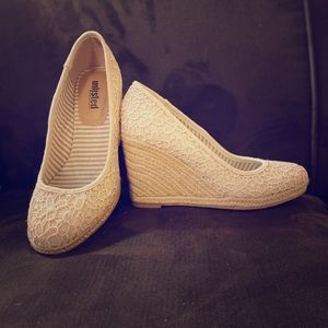 NWOT Cream eyelet espadrilles by Unlisted